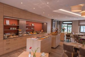 圣维特Relax-Hotel Pip-Margraff的厨房以及带桌椅的用餐室。