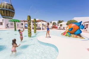 Grand Palladium Palace Ibiza Resort & Spa- All Inclusive内部或周边的泳池
