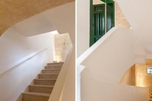 莫诺波利Palazzo Cesare - Monopoli的白色墙壁和绿色门房子的楼梯