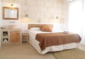 休达德亚S'Esparteria Hotel的白色卧室配有床和镜子