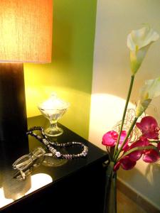 洛斯克里斯蒂亚诺斯海滩度假屋的花瓶桌子,带花和灯