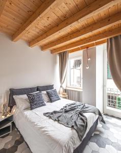 萨尼科拉卡萨德拉齐亚酒店的一间卧室设有一张带木制天花板的大床