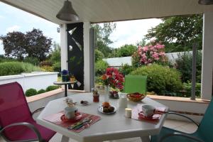 Blasimon玛索花园住宿加早餐旅馆的美景庭院里配有白色的桌椅
