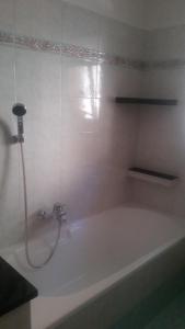 圣博沃Casa Danoli的带浴缸和淋浴的浴室