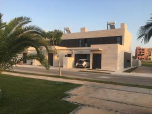 托雷帕切科Villa Mar menor Golf的停在房子前面的白色货车