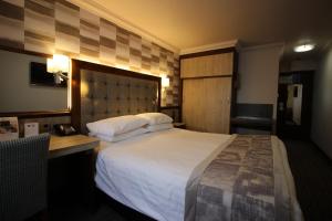 唐克斯特贝斯特韦斯特PLUS牧场酒店的酒店客房设有一张大床和一张书桌。