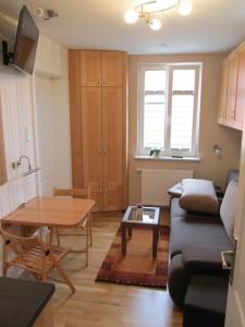格拉尔-米里茨“Haus am Küstenwald” Ferienwohnungen的客厅配有沙发和桌子