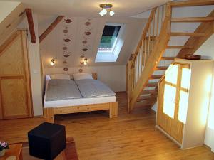 格拉尔-米里茨“Haus am Küstenwald” Ferienwohnungen的一间带床的卧室,位于带楼梯的房间