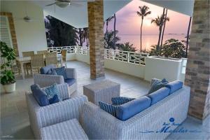 拉斯特拉纳斯马里拉住宿酒店的一个带柳条椅的海景庭院