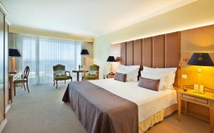 卡斯卡伊斯卡伊斯米拉格健康及Spa水疗酒店的酒店客房设有一张大床和一张书桌。