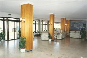 拉拉维塔Hotel las Conchas的大厅,在大楼里设有沙发和桌子