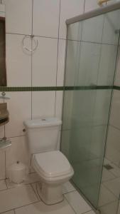 阿拉瓜伊纳Hotel Boiadeiro的一间带卫生间和玻璃淋浴间的浴室
