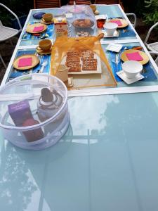 派拉索梅阿卡巴别墅酒店的上面有蛋糕和甜点的桌子