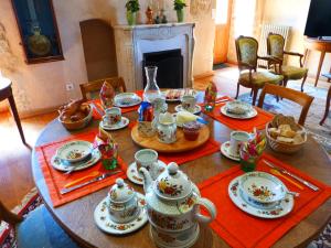 Cercy-la-TourChez Casimir的餐桌和茶具