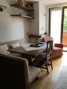 博尔米奥Villa Fiordaliso的一间带木桌和椅子的用餐室