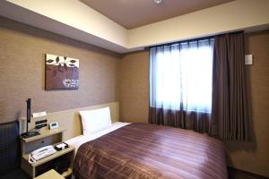 SabaeHotel Route-Inn Sabae -Kokudou 8 Gou-的酒店客房设有床和窗户。