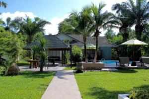 奥南海滩雷亚别墅的一个带游泳池和棕榈树的度假村