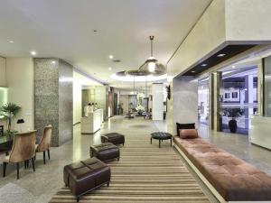 芭堤雅市中心Sunbeam Hotel Pattaya - SHA Extra Plus的大堂配有沙发、椅子和桌子