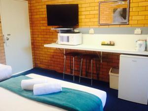科夫斯港泊桑汽车旅馆的客房设有一张床、一张书桌和电视