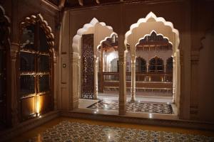 新德里Haveli Dharampura - UNESCO awarded Boutique Heritage Hotel的一间设有两个入口的房间,通往一座设有华丽门的建筑
