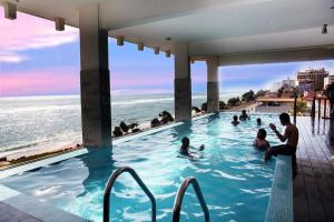 科伦坡科伦坡幻影酒店的一群人在俯瞰大海的游泳池里