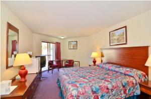 诺瓦托America's Best Value Inn of Novato的酒店客房配有一张床铺和一张桌子。