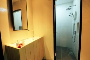 瓜拉雪兰戈维精品酒店的一间带水槽、镜子和淋浴的浴室