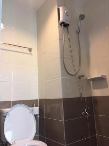 莱卡邦素万那普A普勒斯旅馆的带淋浴和卫生间的浴室
