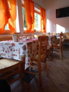 博尔戈贾尼塞拉希普利亚尼旅馆的一间带桌椅和窗户的用餐室