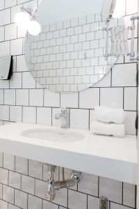 厄勒布鲁博根克拉丽奥连锁酒店的白色的浴室设有水槽和镜子