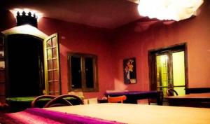 里奥塞瓦约斯Quinta y Eventos La Quebrada的配有桌椅和红色墙壁的房间