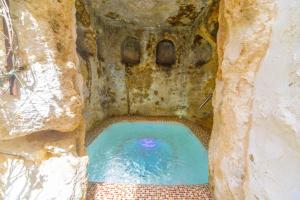PeñaflorCasa Spa La Agueda y Robledo的石墙洞里的一个小水池