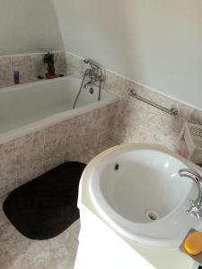 伦布尔克Apartman Adele的浴室配有白色浴缸和水槽