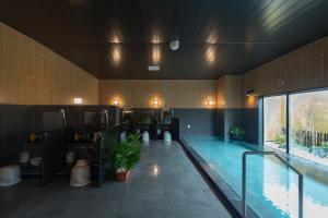 Kashima鹿岛路酒店的一座带游泳池的大楼内的大型游泳池