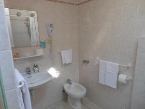 阿祖罗港杜托利酒店的一间带水槽、卫生间和镜子的浴室