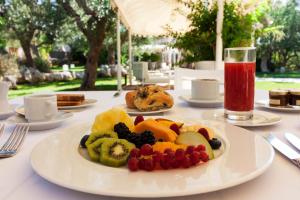 莱乌卡Montiro' Hotel的桌上的水果盘和饮料