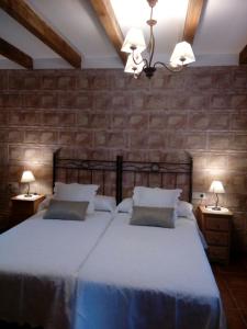 拉阿贝尔卡La Esquina de Animas的一间卧室设有一张大床和两个床头柜