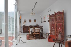 托雷德尔马尔Casa Tesoro的一间带桌子和椅子的用餐室