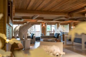 圣马丁德贝尔维尔Les Chalets Du Gypse的一只北极熊雕像,在客厅里