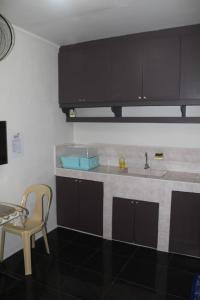 安吉利斯RV瞬态公寓的厨房配有黑色橱柜、桌子和椅子