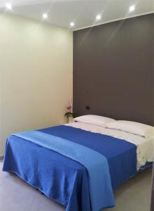 阿夸佩萨Hotel Rodian的一间卧室配有一张带蓝色毯子的床