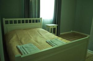 SharhorodHotel Rafinad的一间卧室配有一张床,上面有两条毛巾