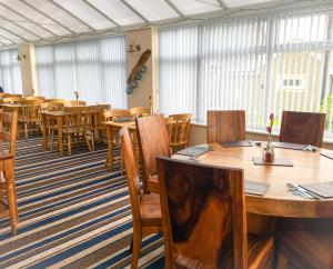 特雷杜尔海滩汽车旅馆的用餐室设有桌椅和窗户。