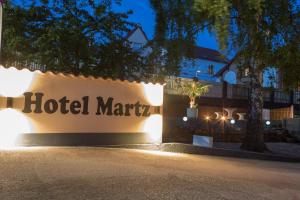 皮尔马森斯马特兹酒店的夜间亮起酒店马里奥特的标志