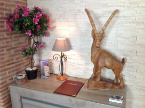 沙托鲁Chez Stephanie的一张桌子上放着一只兔子的雕像