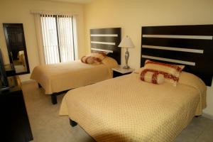 萨卡特卡斯Hotel y Suites El Refugio de Don Carlos的酒店客房设有两张床和电视。