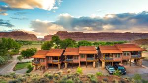 摩押Moab Springs Ranch的享有度假胜地的空中景致,以山脉为背景