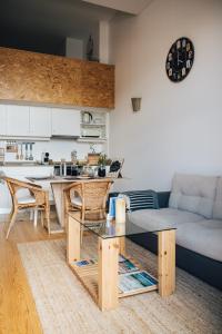 波尔图Wood Loft by RDC的客厅配有沙发和桌子