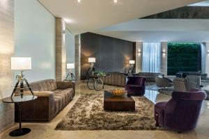 戈亚尼亚K酒店 的客厅配有沙发、椅子和桌子