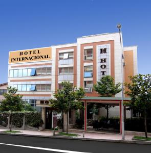 费里Fieri International Hotel的上面有酒店国际标志的建筑